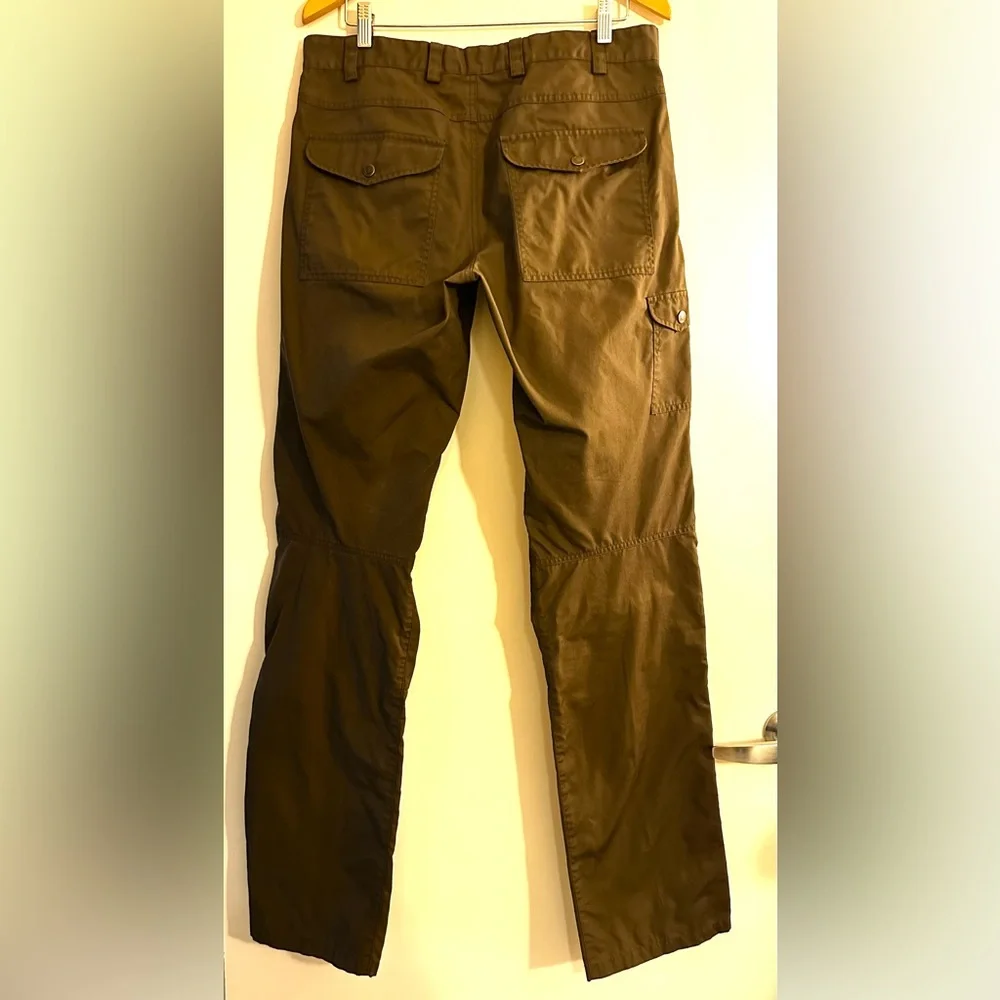 Fjallraven Men’s Barents Pro Jeans in Dark Olive/Brown. Waist 33”-34” (Long)